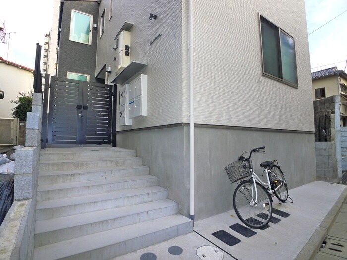 物件外観写真3　(エントランス部分)