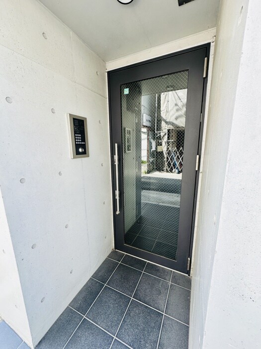 物件外観写真2　(エントランス部分)