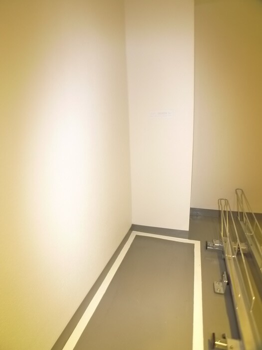 物件外観写真5　(バイク置き場)