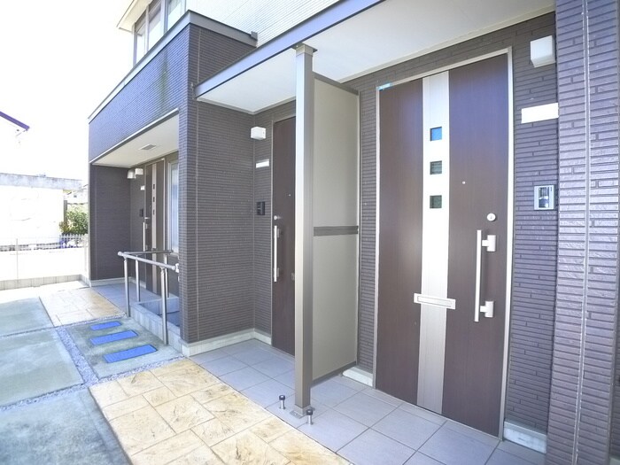 物件外観写真5　(エントランス部分)