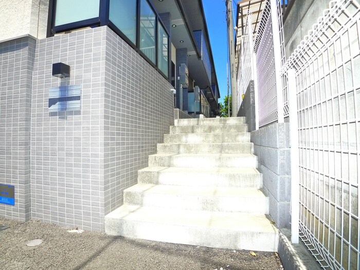 物件外観写真2　(エントランス部分)