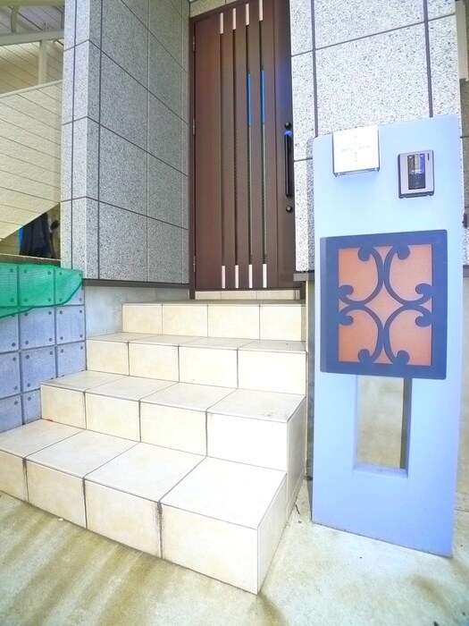 物件外観写真2　(エントランス部分)