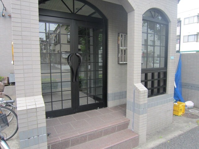 物件外観写真2　(エントランス部分)