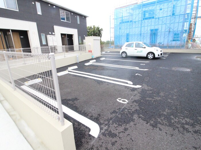 物件外観写真3　(駐車場)