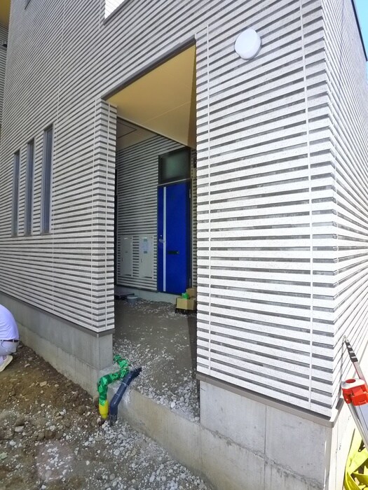 物件外観写真3　(エントランス部分)