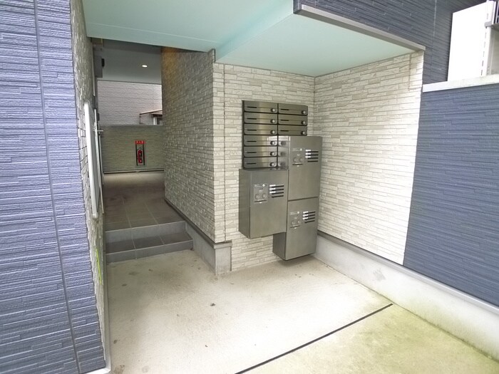 物件外観写真4　(エントランス部分)