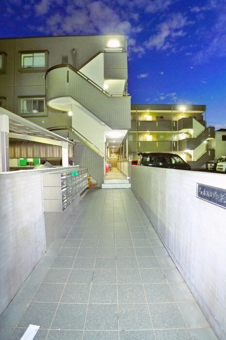 物件外観写真4　(エントランス部分)