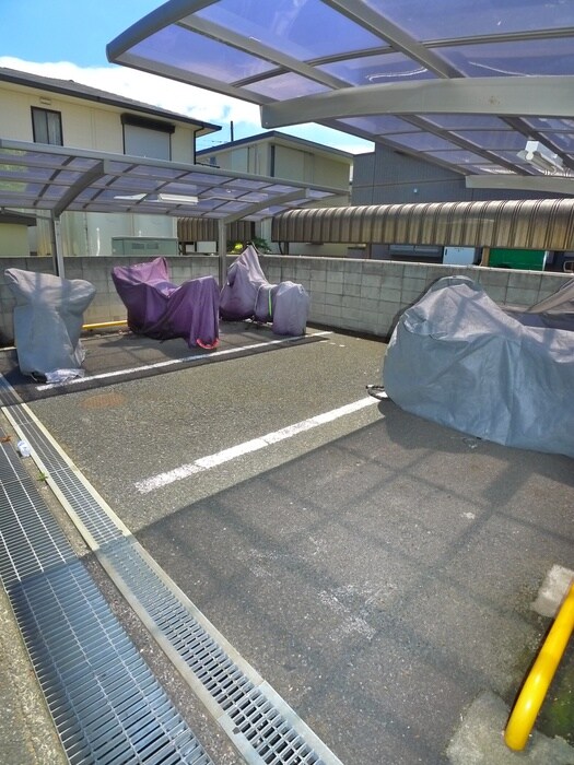 物件外観写真6　(バイク置き場)