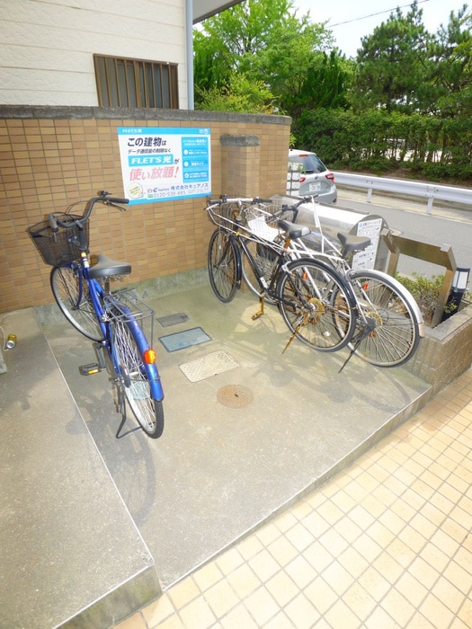 物件外観写真5　(駐輪場)