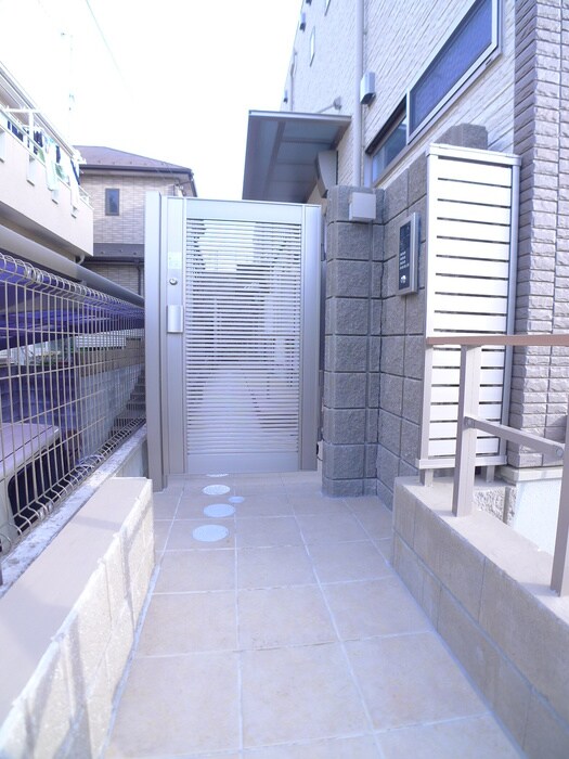 物件外観写真3　(エントランス部分)