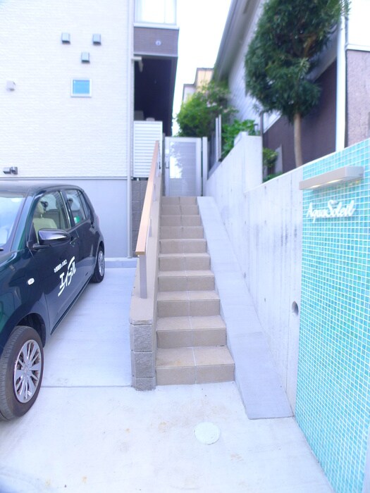 物件外観写真6　(エントランス部分)