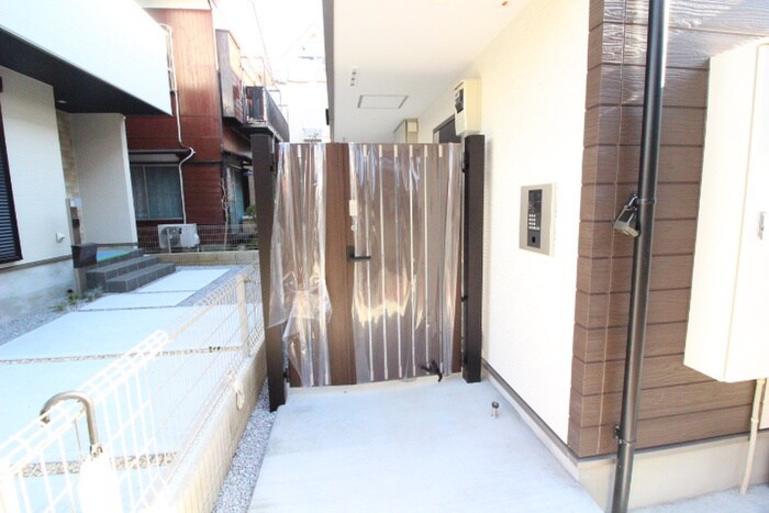 物件外観写真3　(エントランス部分)