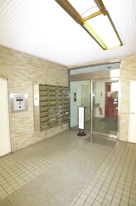 物件外観写真3　(エントランス部分)