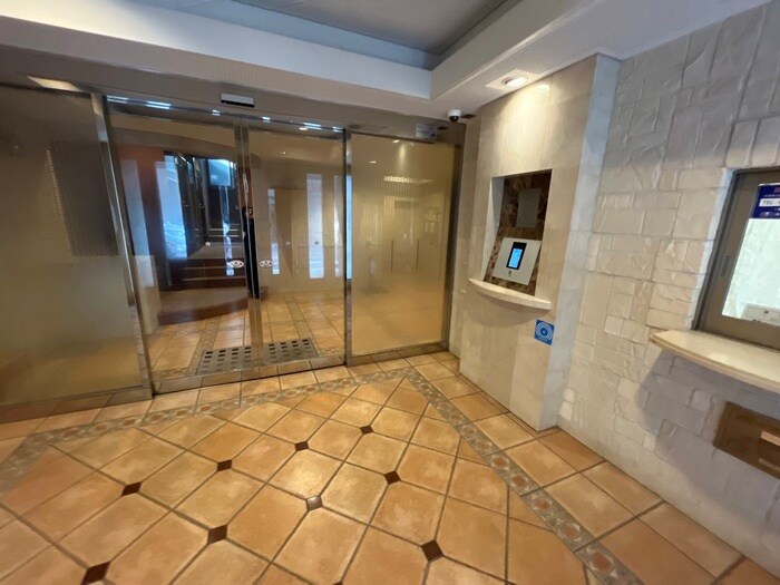 物件外観写真4　(エントランス部分)