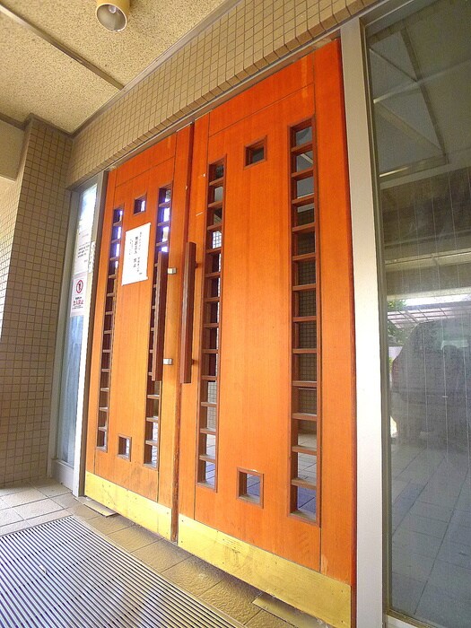 物件外観写真2　(エントランス部分)