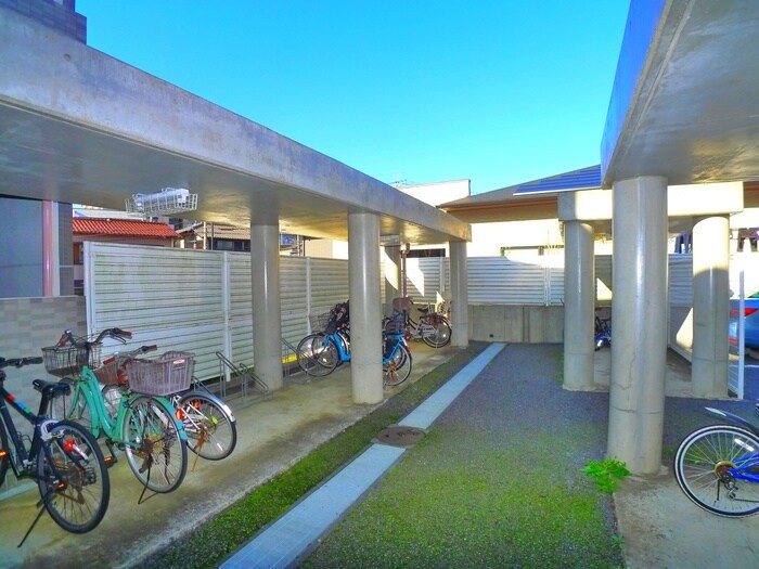 物件外観写真4　(駐輪場)