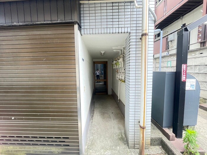 物件外観写真3　(エントランス部分)