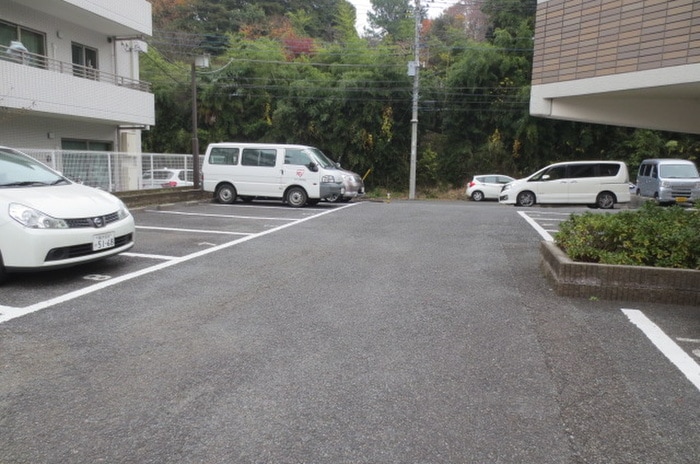 物件外観写真3　(駐車場)