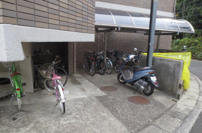 物件外観写真4　(駐輪場)