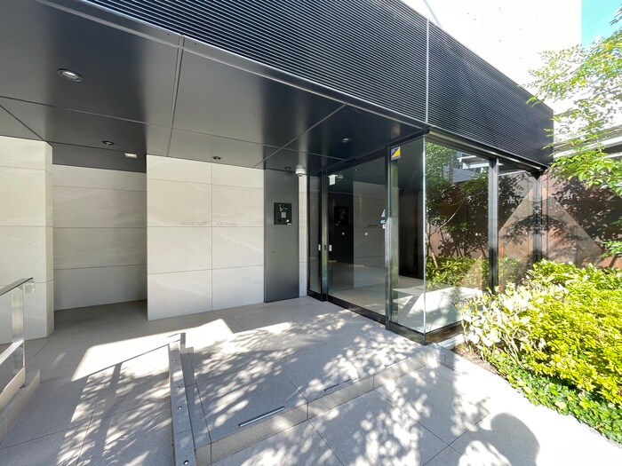 物件外観写真2　(エントランス部分)