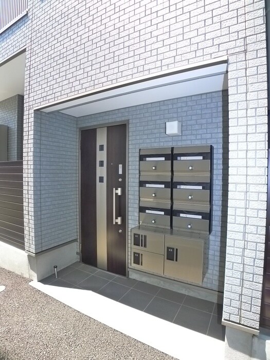 物件外観写真3　(エントランス部分)