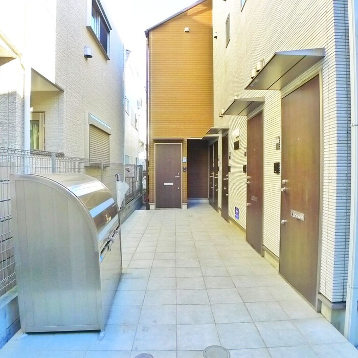 物件外観写真2　(エントランス部分)