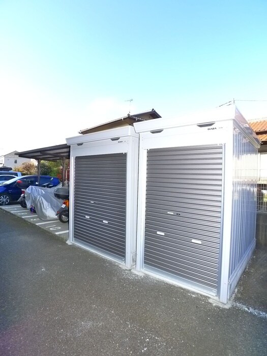 物件外観写真6　(バイク置き場)