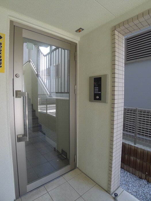 物件外観写真2　(エントランス部分)