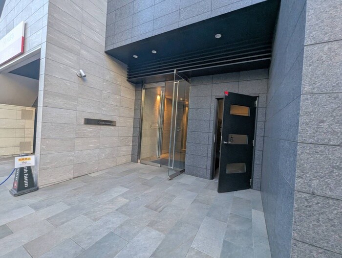 物件外観写真6　(エントランス部分)