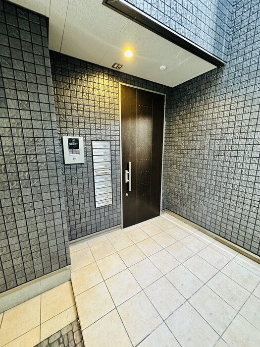 物件外観写真4　(エントランス部分)