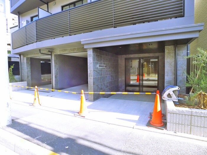 物件外観写真2　(エントランス部分)