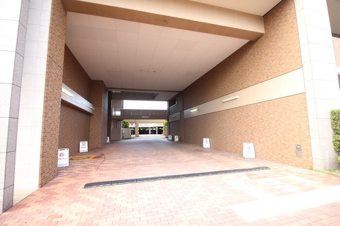 物件外観写真4　(エントランス部分)