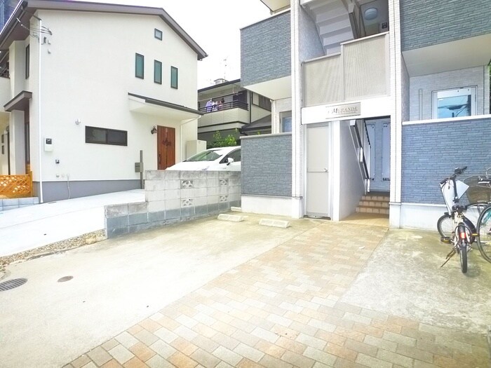 物件外観写真6　(駐車場)