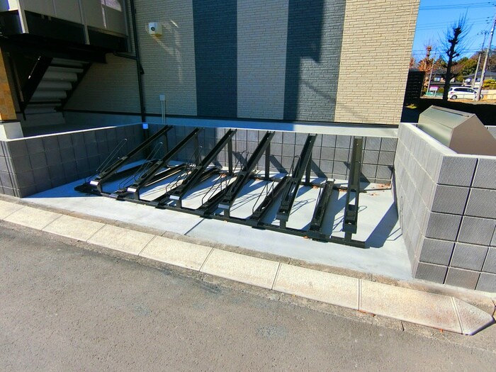 物件外観写真4　(駐輪場)