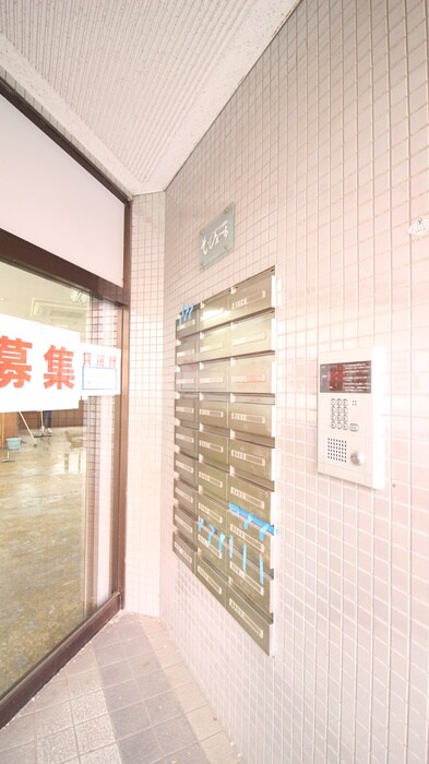 物件外観写真4　(エントランス部分)