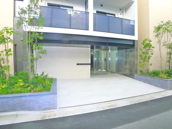 物件外観写真2　(エントランス部分)