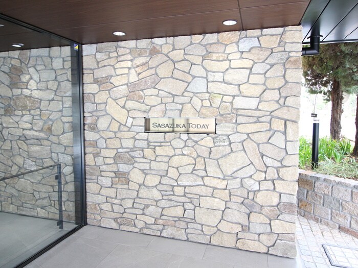 物件外観写真5　(エントランス部分)