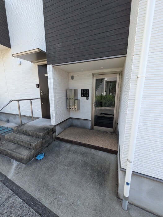 物件外観写真4　(エントランス部分)