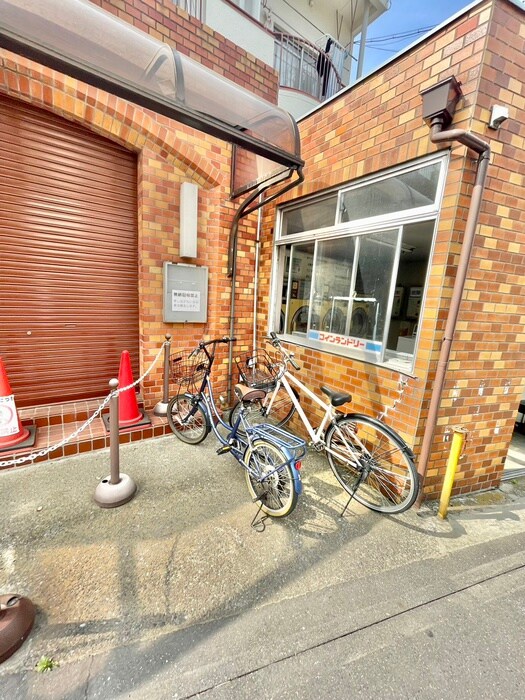 物件外観写真4　(駐輪場)