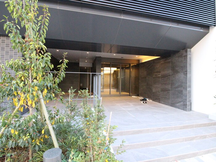 物件外観写真4　(エントランス部分)