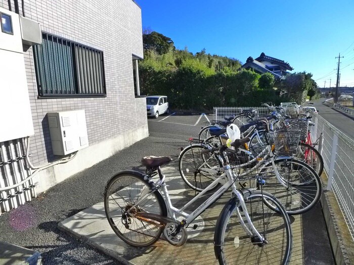 物件外観写真4　(駐輪場)