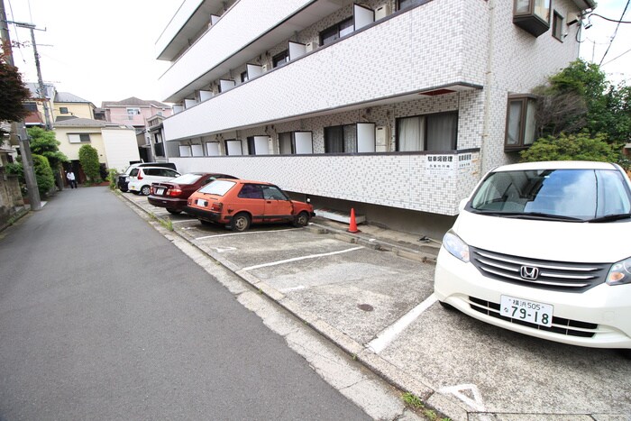 物件外観写真4　(駐車場)