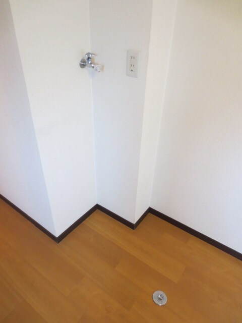 物件内観写真13　(洗濯機置場)