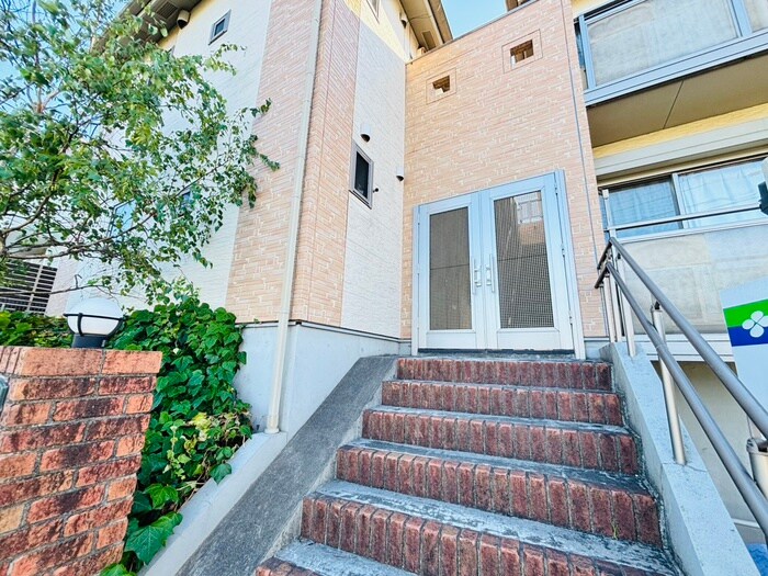 物件外観写真2　(エントランス部分)