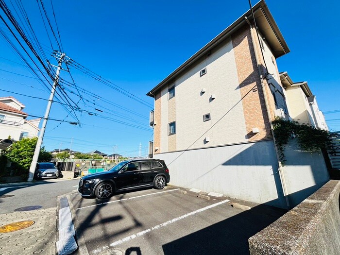 物件外観写真3　(駐車場)