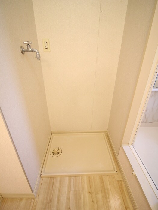 物件内観写真5　(洗濯機置場)