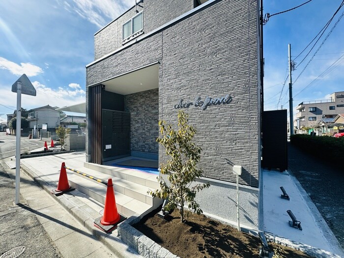 物件外観写真2　(エントランス部分)