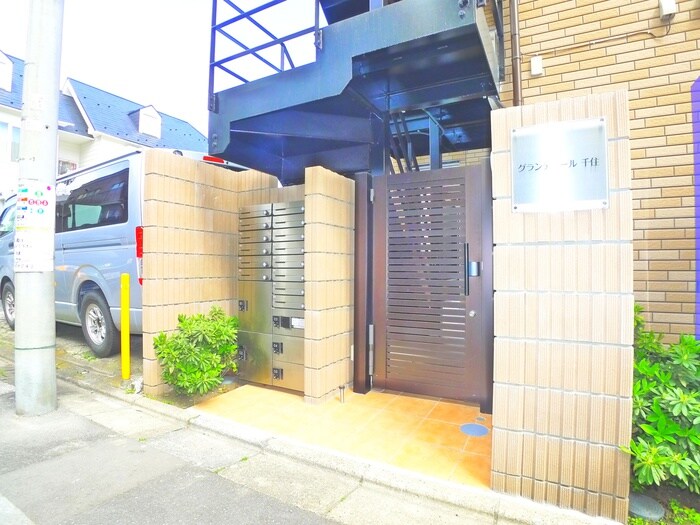 物件外観写真3　(エントランス部分)