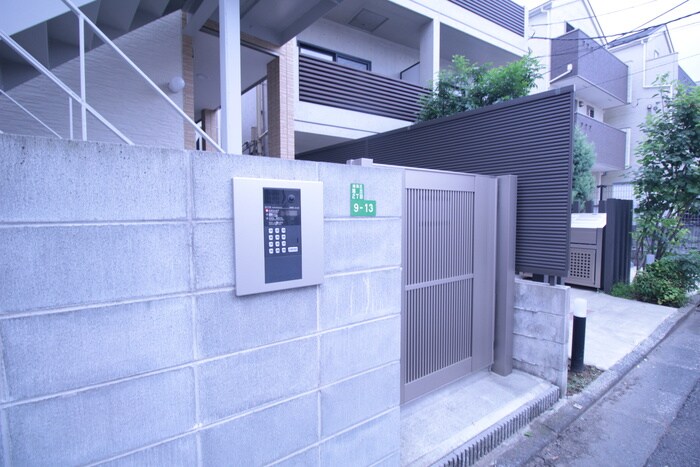 物件外観写真2　(エントランス部分)