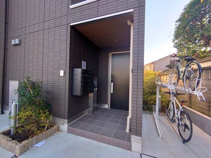 物件外観写真3　(エントランス部分)